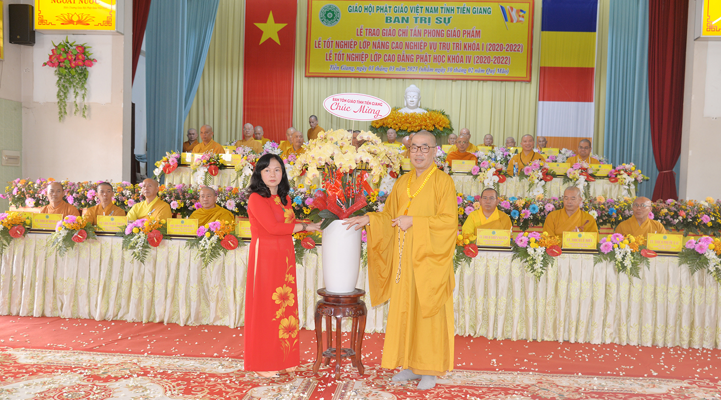 Trưởng Ban tôn giáo tỉnh trao hoa chúc mừng