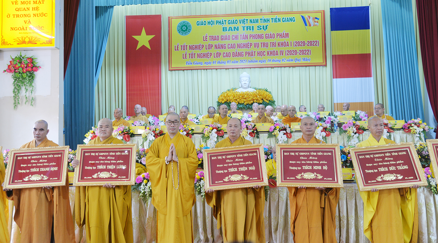 Thượng tọa Thích Quảng Lộc, Trưởng Ban Trị sự Giáo hội Phật giáo Việt Nam tỉnh Tiền Giang trao khánh vàng chúc mừng các vị tăng,, ni được tấn phong giáo phẩm 