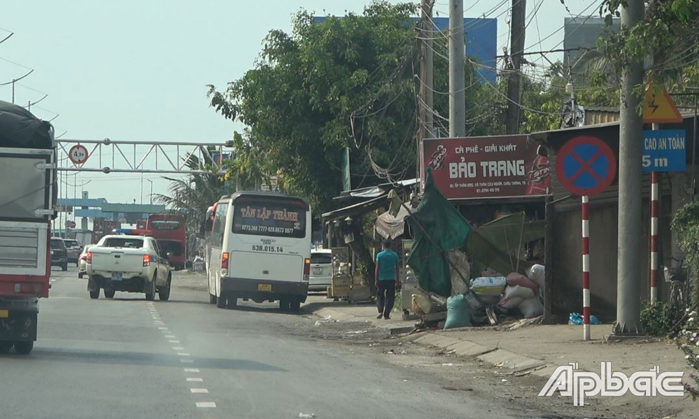 Xe khách Tân Lập Thành đậu đỗ sai qui định.