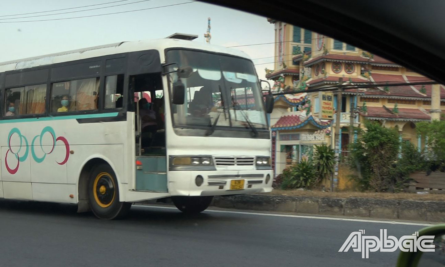 Xe công nhân không đóng cửa khi di chuyển.