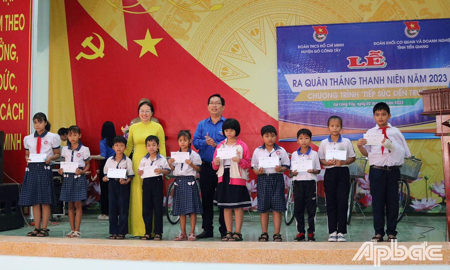 Trao tặng học bổng cho các em thiếu nhi có hoàn cảnh khó khăn