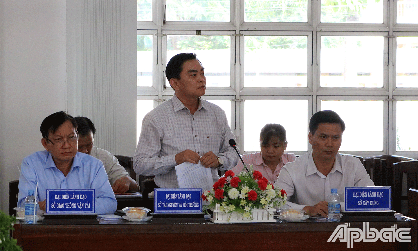 Đại diện lãnh đạo Sở Tài nguyên và Môi trường giải trình tại buổi làm việc với huyện Gò Công Đông