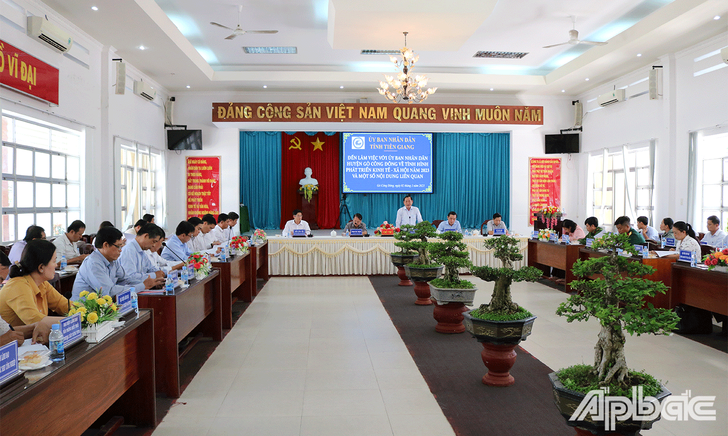 Quang cảnh buổi làm việc của UBND tỉnh Tiền Giang với UBND huyện Gò Công Đông