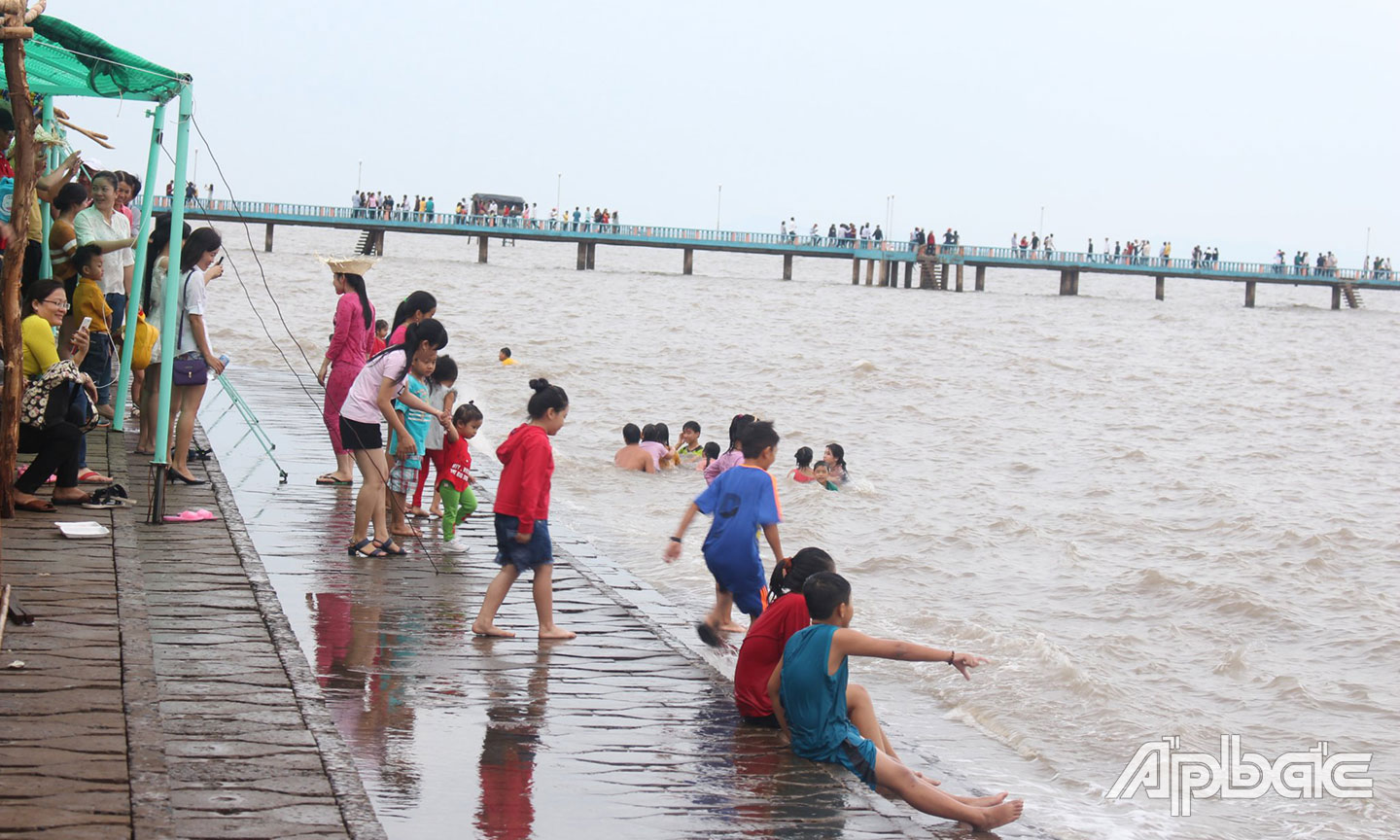 Du khách tham quan  tại biển Tân Thành.
