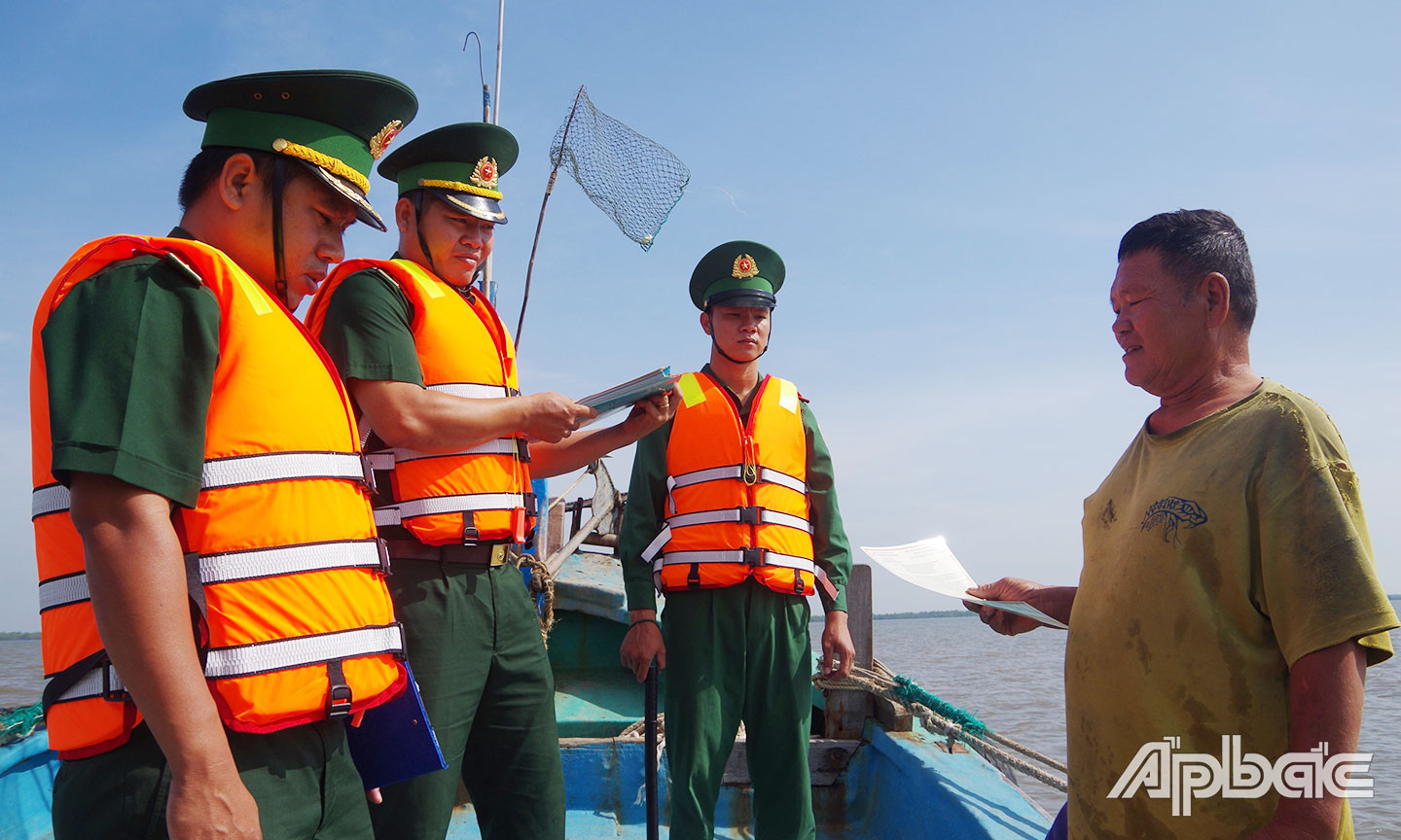  Trạm Kiểm soát Biên phòng Vàm Láng kiểm tra và lồng ghép tuyên truyền cho các chủ phương tiện khai thác thủy sản trên biển.