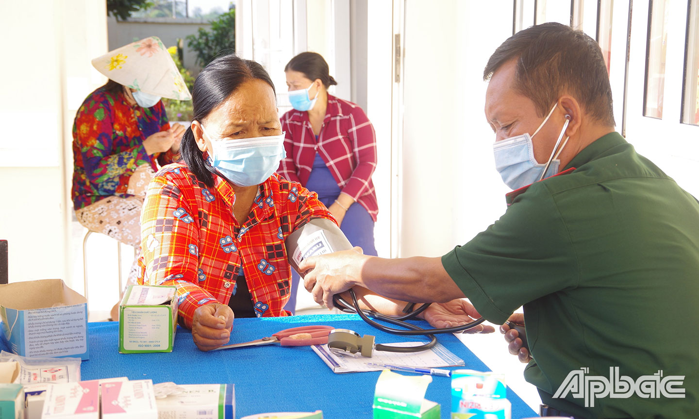 Đồn Biên Phòng Tân Thành khám, chữa bệnh cho nhân dân trên địa bàn đóng quân.