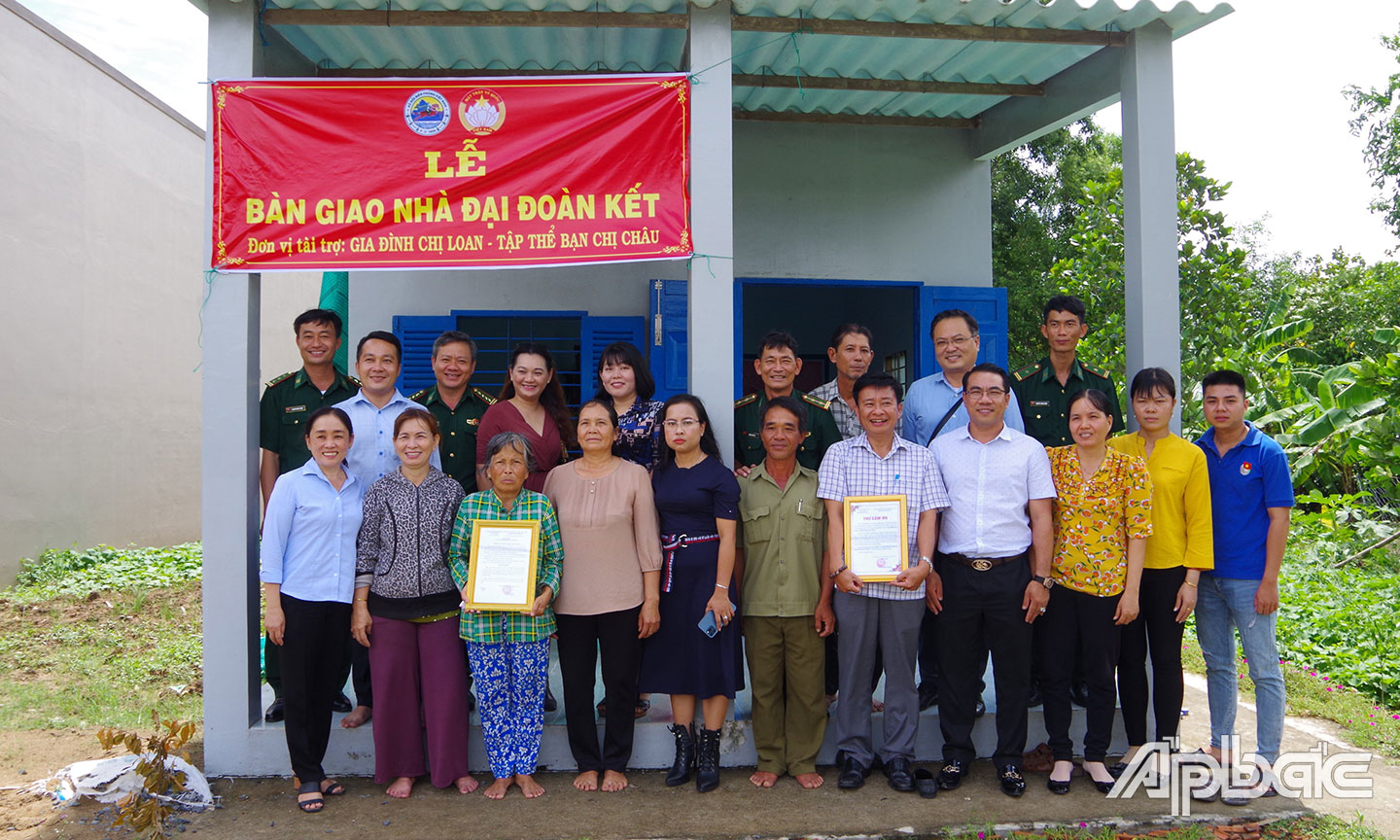 Bộ Chỉ huy BĐBP Tiền Giang vận động xây dựng tặng nhà đại đoàn kết cho các hộ khó khăn về nhà ở trên khu vực biên giới biển.