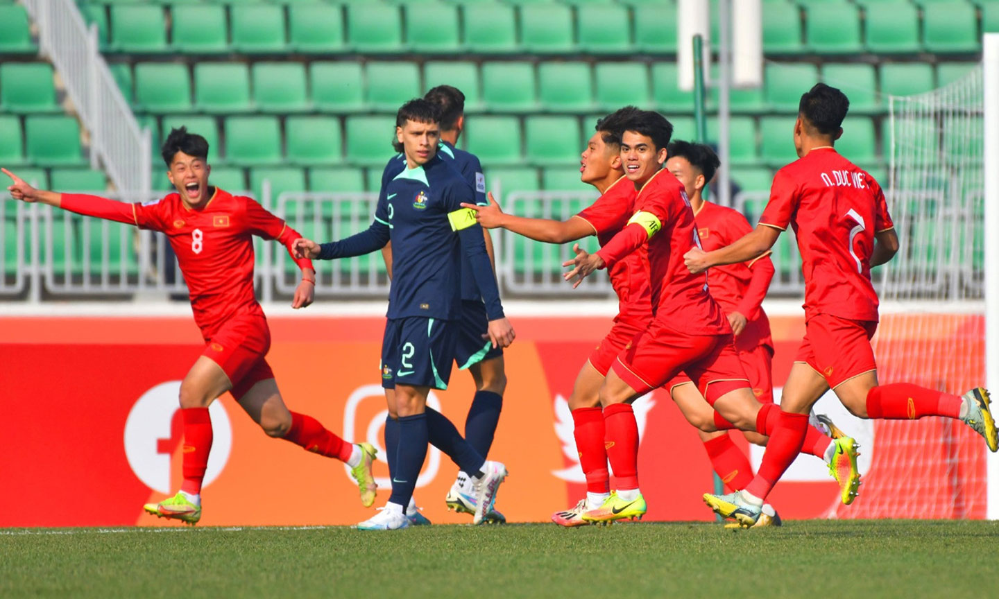U20 Việt Nam (áo đỏ) cho thấy sự tự tin trong trận thắng U20 Australia.               Ảnh: Vietnamnet.vn