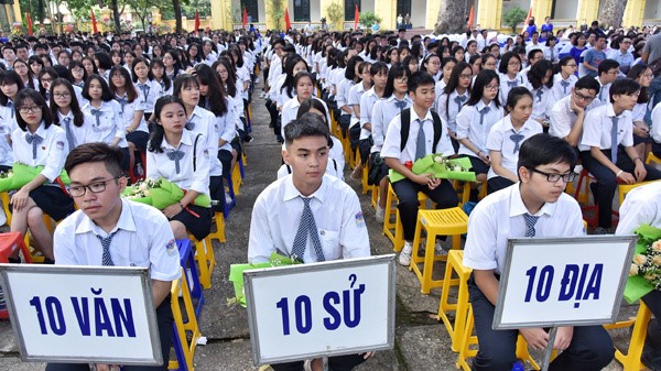 Lớp học trong trường chuyên được tổ chức theo môn học bao gồm: Ngữ văn, Lịch sử, Địa lí, Ngoại ngữ, Toán, Tin học, Vật lí, Hóa học, Sinh học.