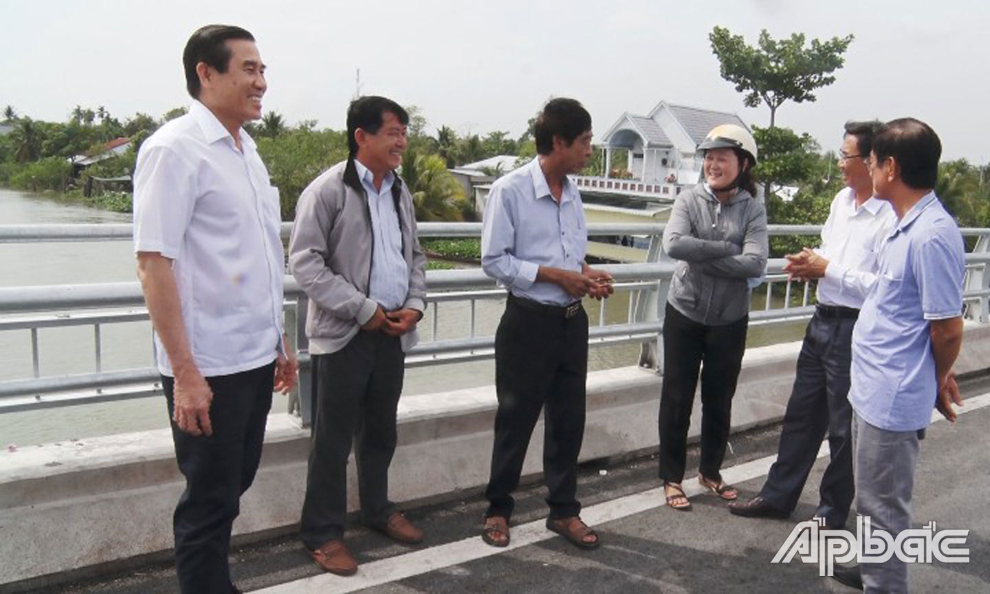 Đoàn tham quan cầu Vàm Cái Thia.