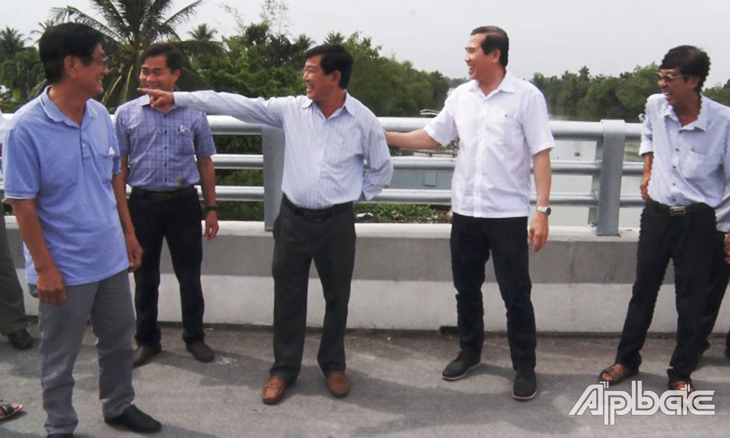 Đoàn tham quan cầu qua sông Mỹ Đức Tây.