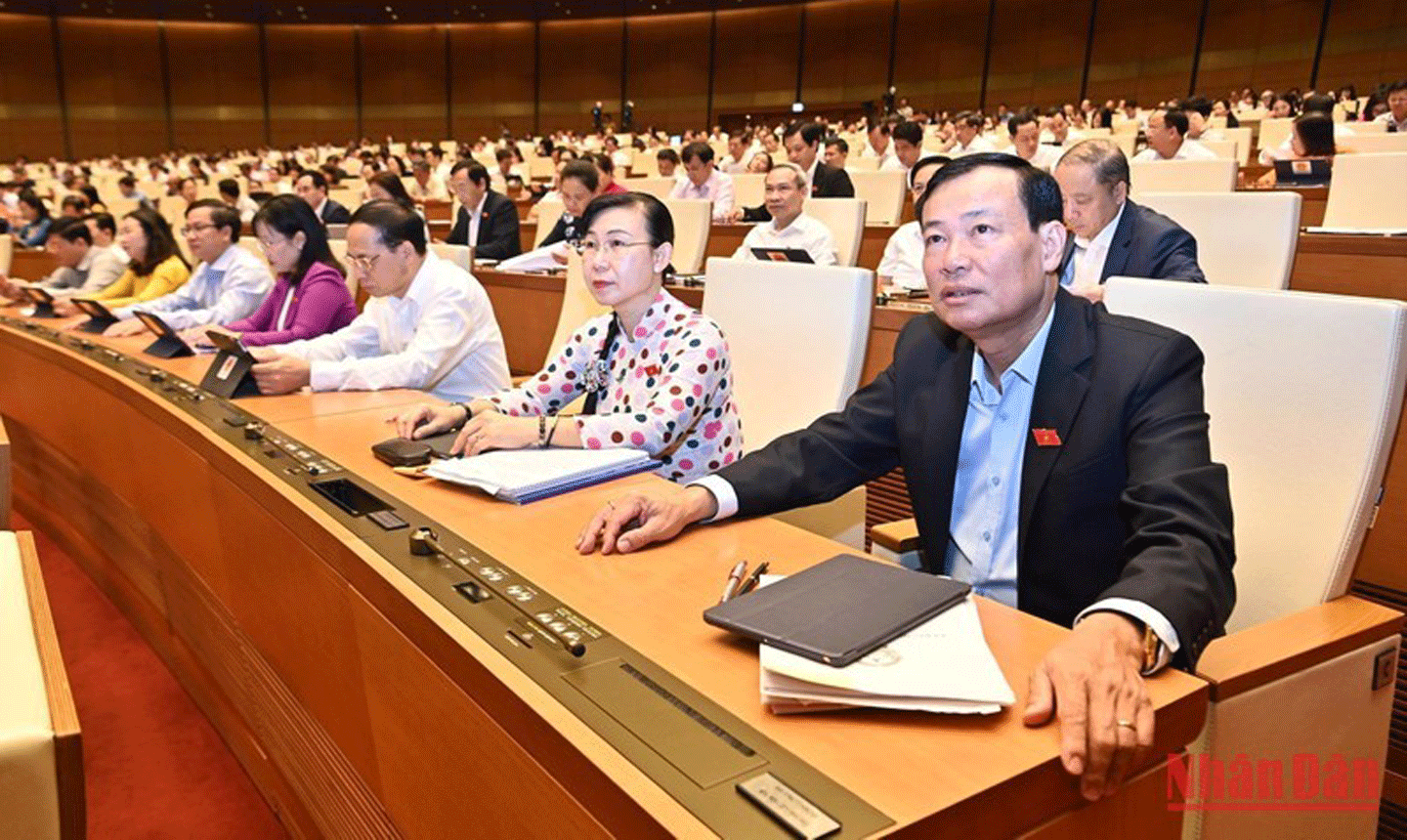 Các đại biểu Quốc hội trong phiên thảo luận ở hội trường về dự án Luật Đất đai (sửa đổi) sáng 14/11/2022. Ảnh: ĐĂNG KHOA 