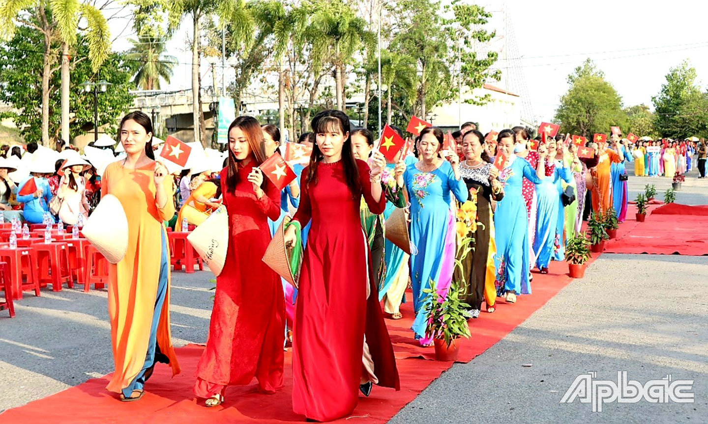 Đông đảo cán bộ, hội viên,  phụ nữ, nữ thanh niên tham gia Lễ diễu hành hưởng ứng  “Tuần lễ áo dài Việt Nam”  năm 2023 tại huyện Chợ Gạo.