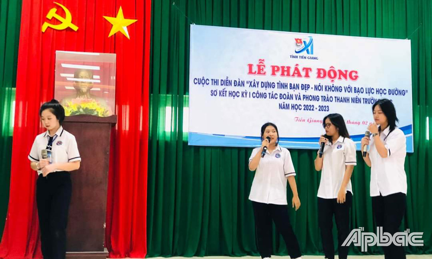 Diễn đàn Xây dựng tình bạn đẹp, nói không với bạo lực học đường của Trường THPT Chợ Gạo.