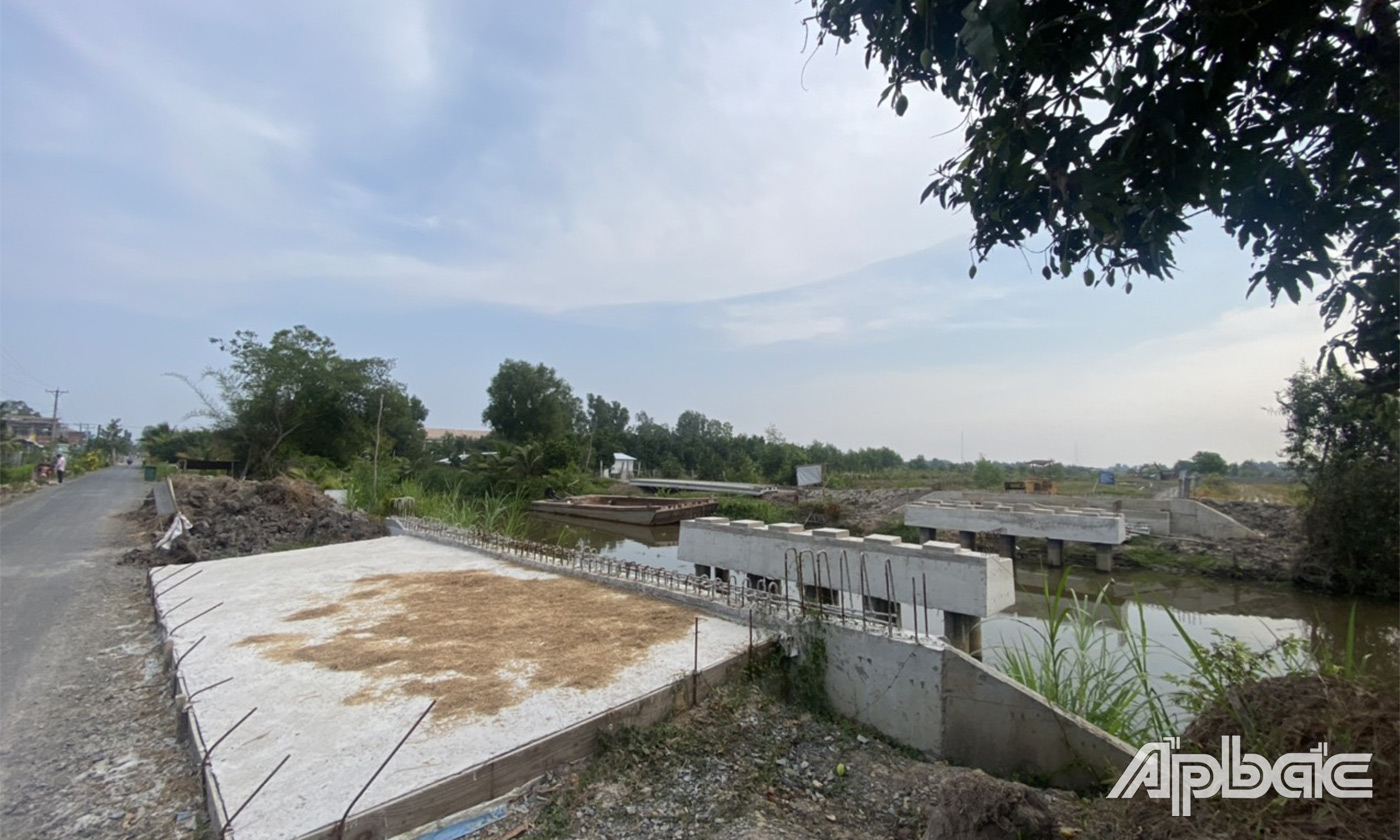 Cầu đang xây dựng dang dở