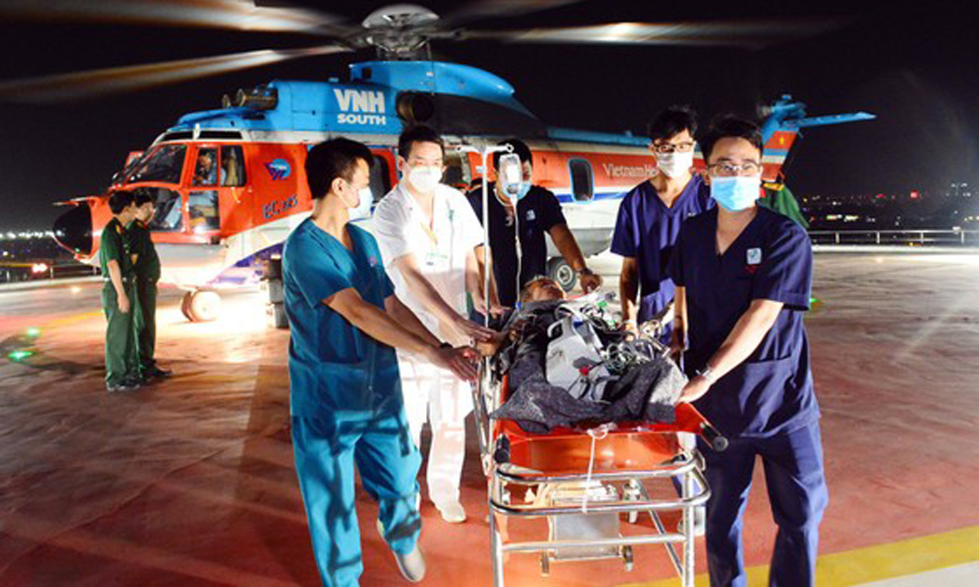 Bệnh nhân được vận chuyển cấp cứu bằng trực thăng về đất liền để điều trị Tin liên quan 