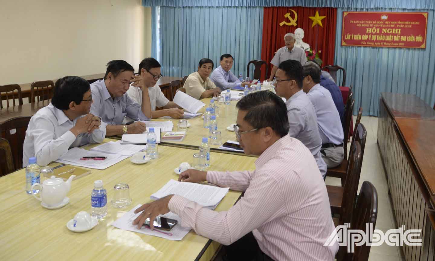 Các đại biểu làm việc tại Hội nghị.