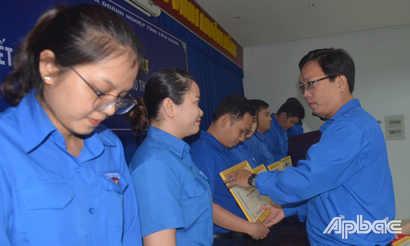 Bí thư Tỉnh đoàn Nguyễn Quang Minh; Phó Bí thư Đảng ủy Khối Nguyễn Văn Thạch; Bí thư Đoàn khối Nguyễn Xuân Phúc trao Bằng khen, giấy khen cho các tập thể, cá nhân.