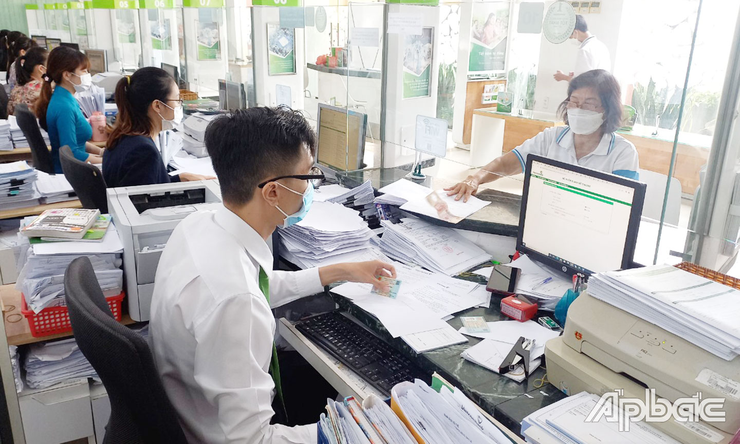  Vietcombank chi nhánh Tiền Giang thực hiện giảm 0,5%/ năm LSCV với tất cả khách hàng có dư nợ hiện hữu và  phát sinh mới tại ngân hàng từ ngày 1-1-2023 đến hết ngày 30-4-2023.                                                               Ảnh: MINH THÀNH