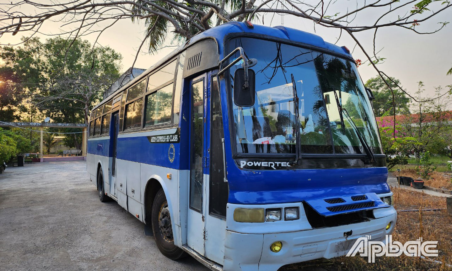 Xe chở công nhân bị trộm.