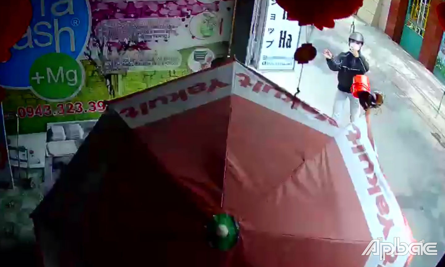 Đối tượng tạt chất bẩn bị camera ghi hình lại.