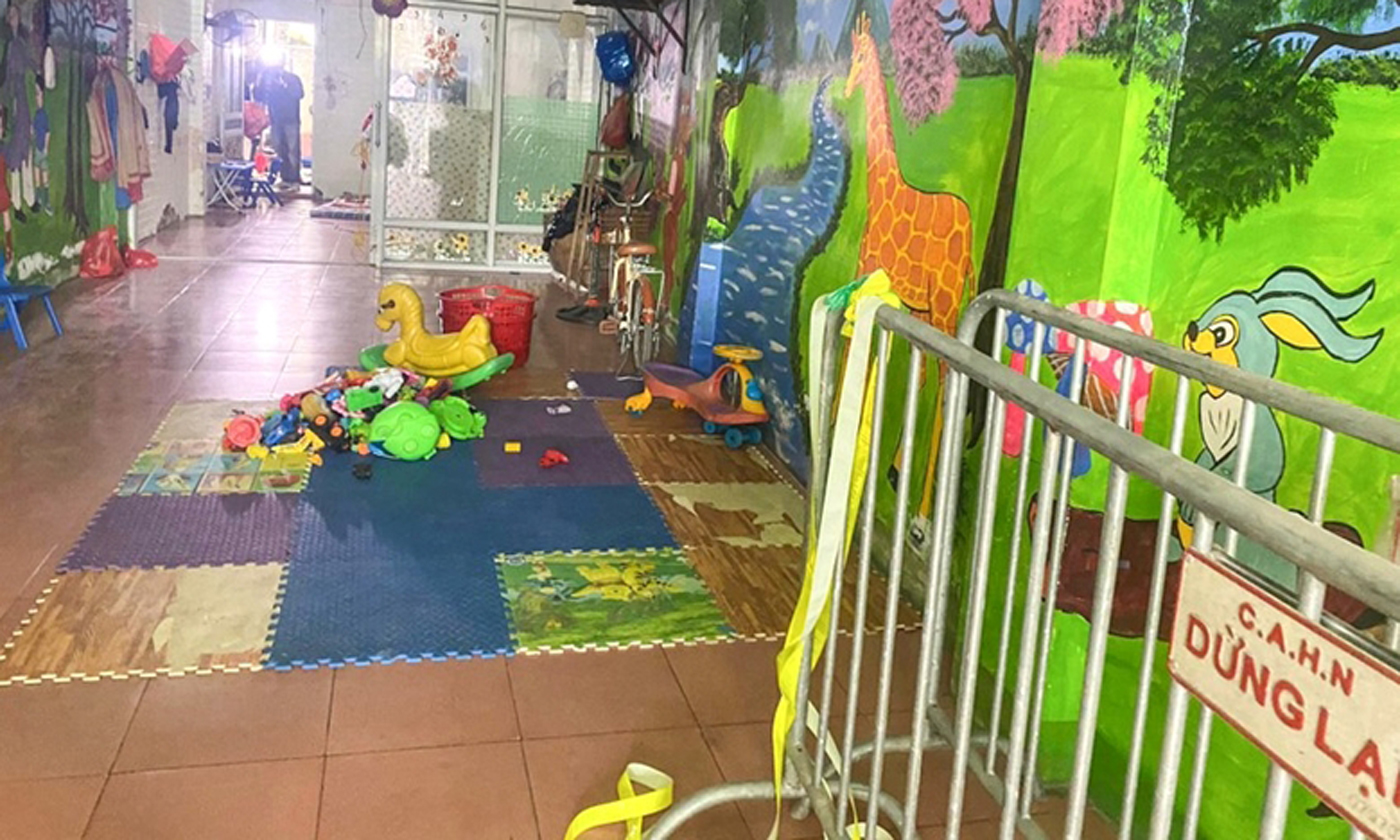 Bên trong cơ sở trông trẻ tự phát, nơi bé Đ bị bạo hành dã man. Ảnh: Phi Hùng.