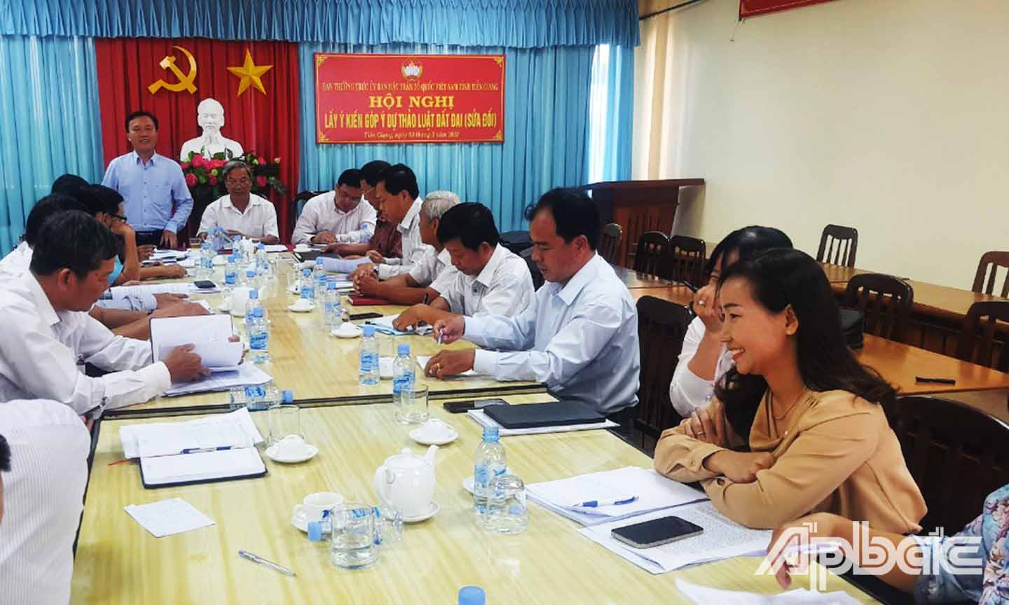 Các đại biểu làm việc tại Hội nghị.