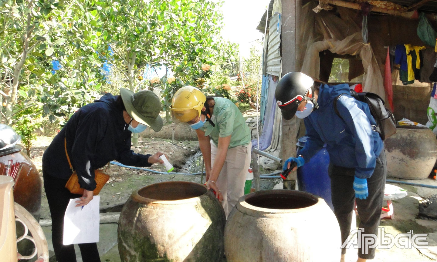 Đoàn kiểm tra lăng quăng tại các hộ dân ở ấp Mỹ Tường.