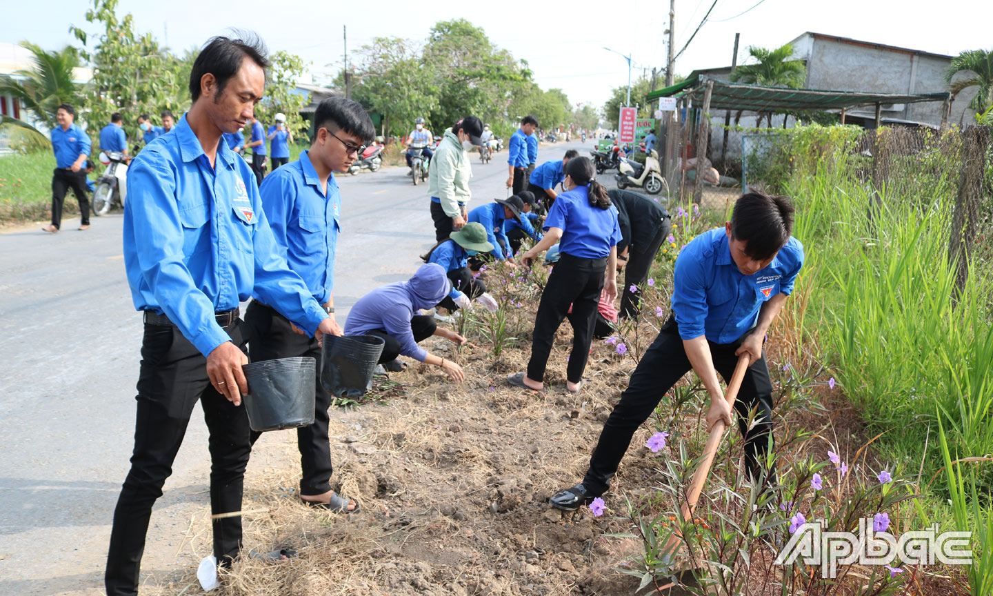 Huyện đoàn Gò Công Tây tham gia trồng hoa trên các tuyến đường.