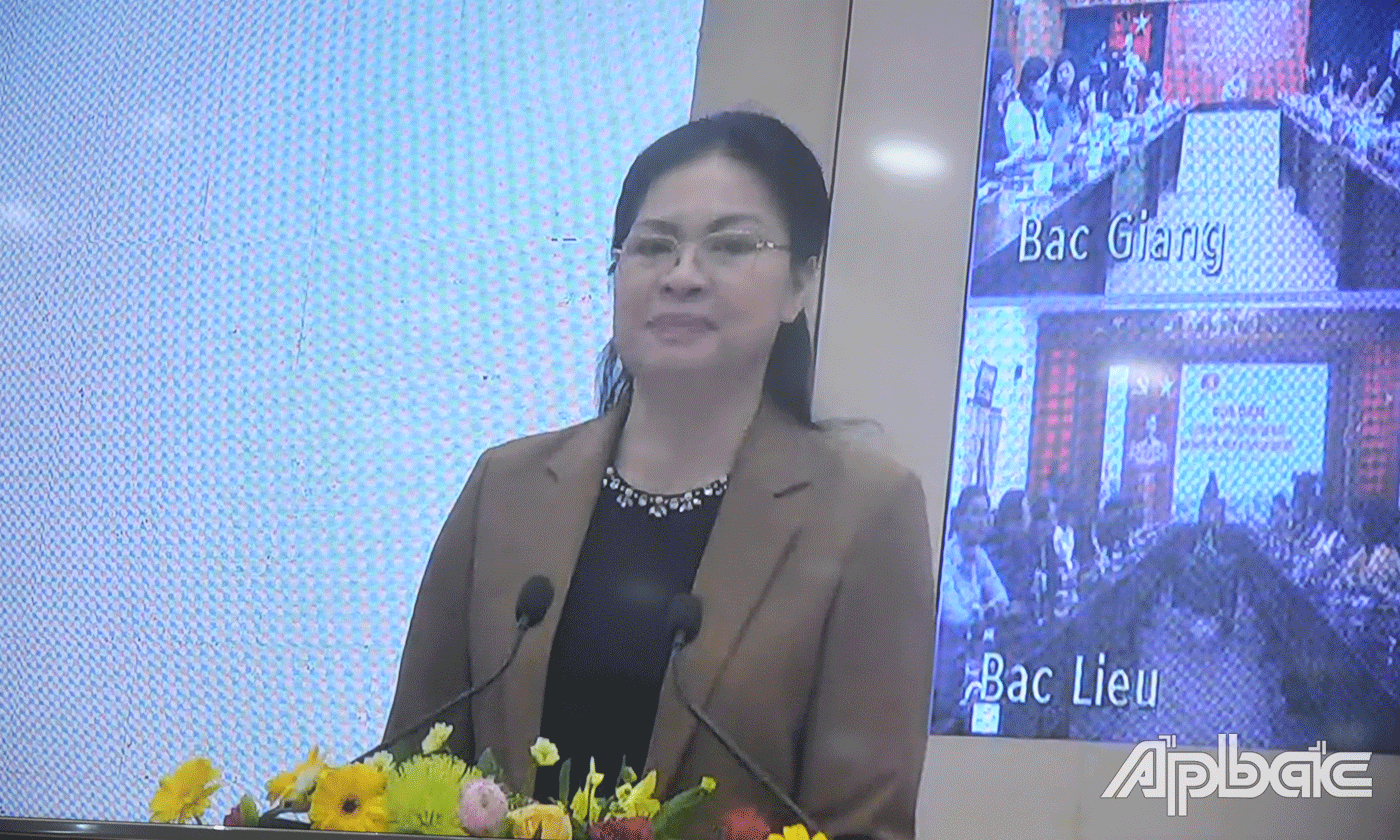 Chủ tịch Hội LHPN Việt Nam Hà Thị Nga phát biểu tại Tọa đàm (ảnh chụp tại điểm cầu Tiền Giang).