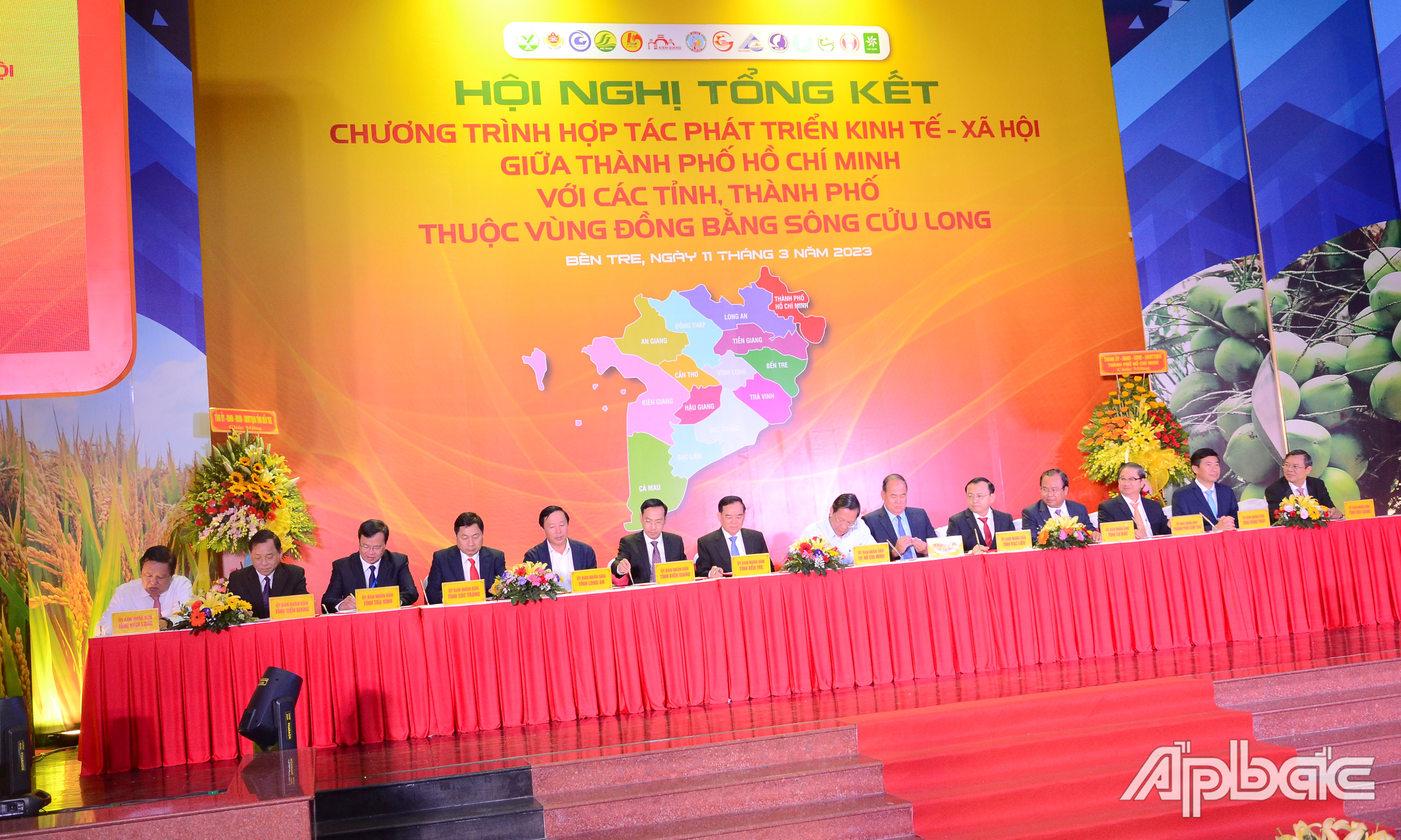 Ký kết các thỏa thuận hợp tác kết nối chung giữa TP. Hồ Chí Minh và các tỉnh, thành.