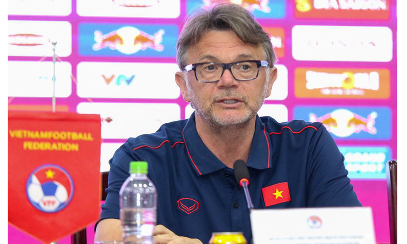 HLV Philippe Troussier tại buổi họp báo chiều 11/3. (Ảnh: VFF)
