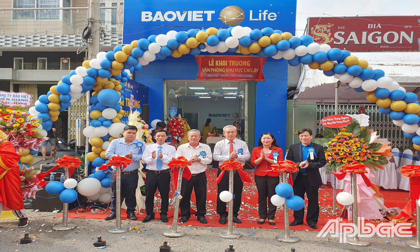 Đại biểu cắt băng khánh thành. 