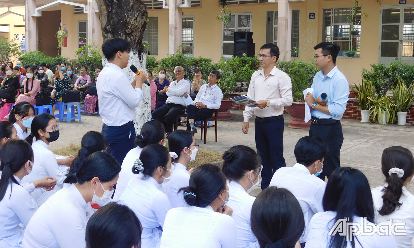 Sinh hoạt ngoại khóa với chủ đề “Yêu thương - Hạnh phúc” của Trường THPT Trương Định, TX. Gò Công. 