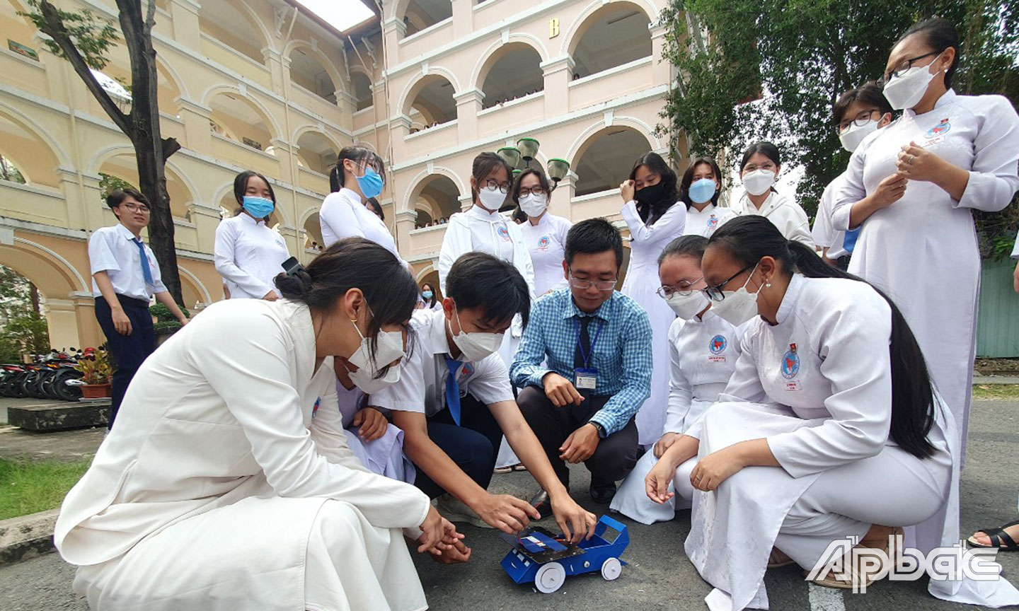 Học sinh Trường THPT Nguyễn Đình Chiểu, TP. Mỹ Tho thích thú với hoạt động trải nghiệm đua xe mô hình bằng năng lượng pin mặt trời do các thầy cô Tổ Vật lý của trường tổ chức.        Ảnh: PHI CÔNG