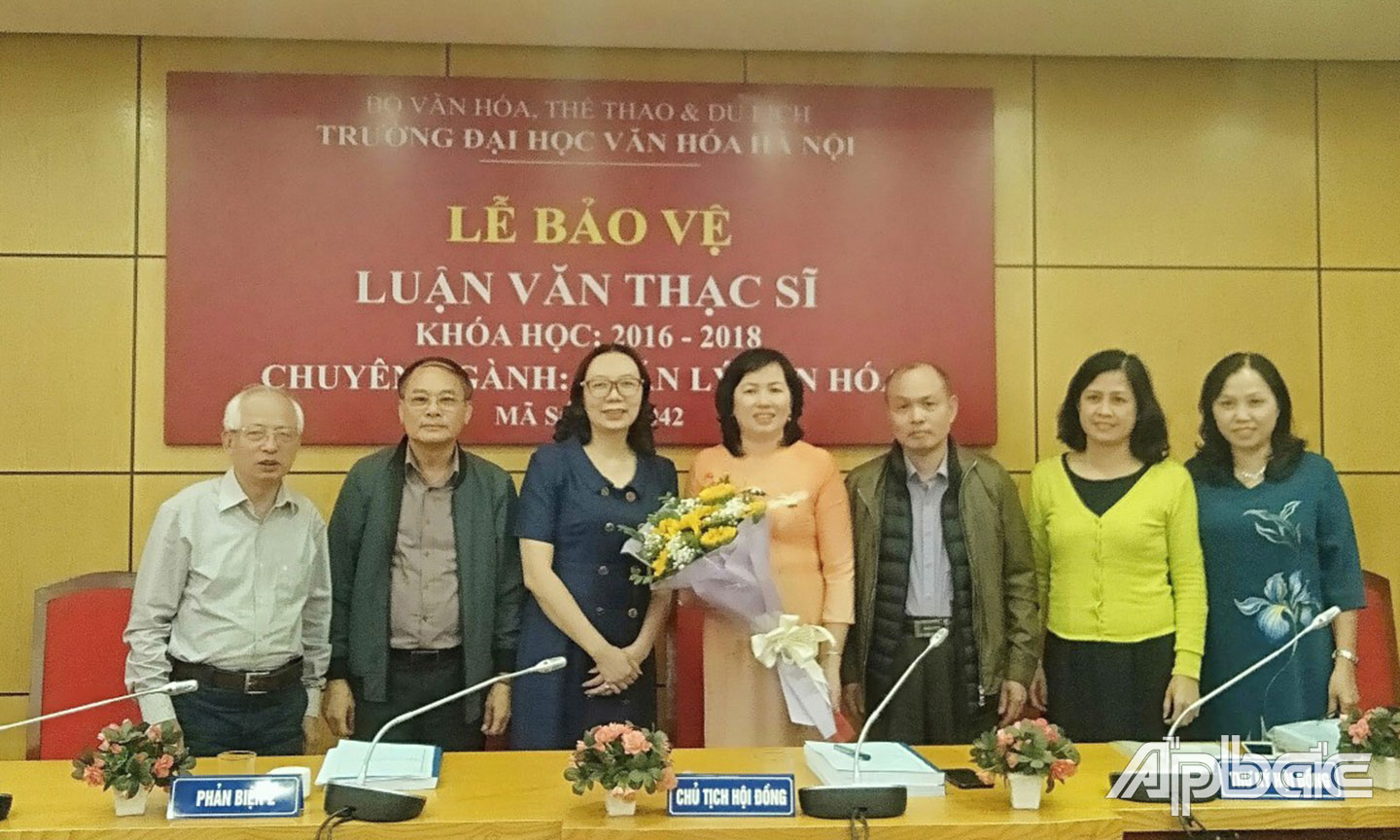 Chị Lan (đứng giữa) bảo vệ thành công luận văn thạc sĩ. 