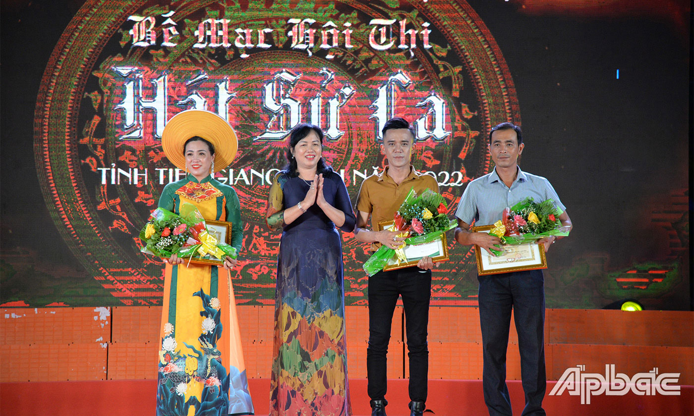 Chị Lan trao Giấy khen cho các đơn vị đoạt giải Ba tại Hội thi “Hát sử ca” tỉnh Tiền Giang lần thứ I năm 2022.