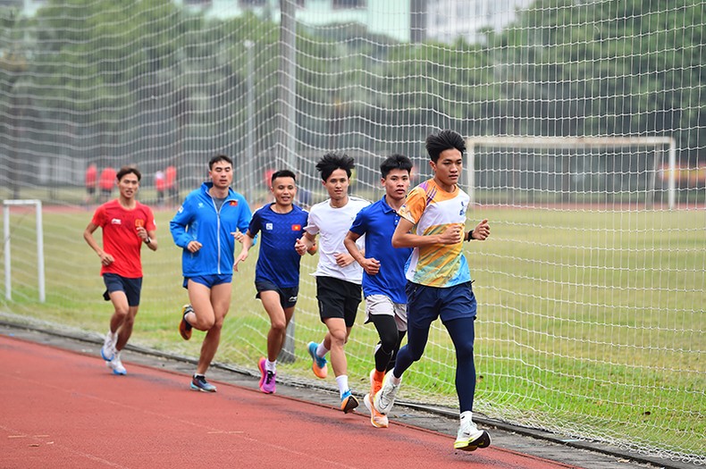 Các thành viên Đội tuyển Điền kinh tập luyện hướng tới Sea Games 32. (Ảnh THỦY NGUYÊN)