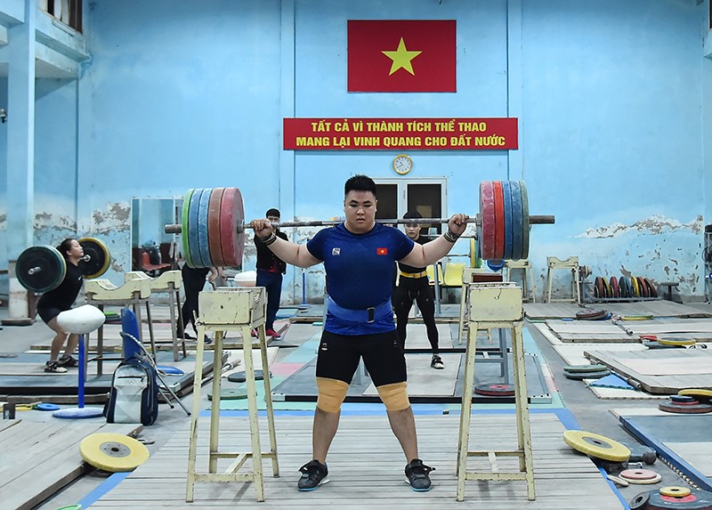 Vận động viên Đội tuyển Cử tạ tích cực tập luyện chuẩn bị cho SEA Games 32. (Ảnh MỸ HÀ)