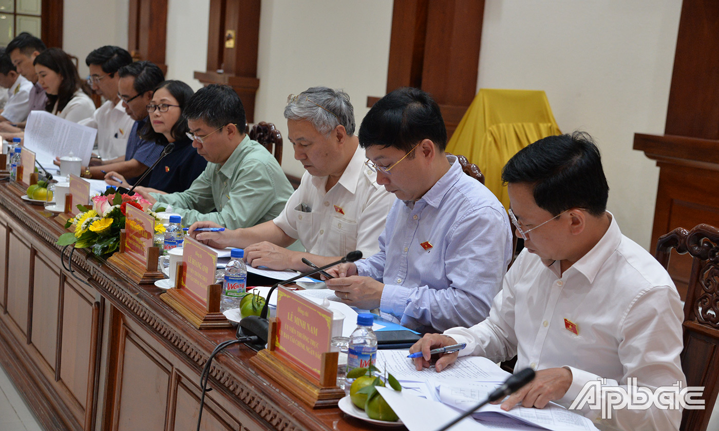 Quang cảnh buổi làm việc