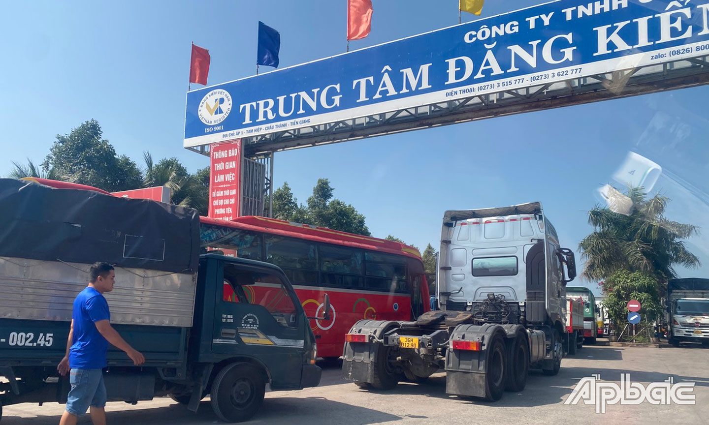 Các phương tiện xếp hàng dài tại Trung tâm 63-02S