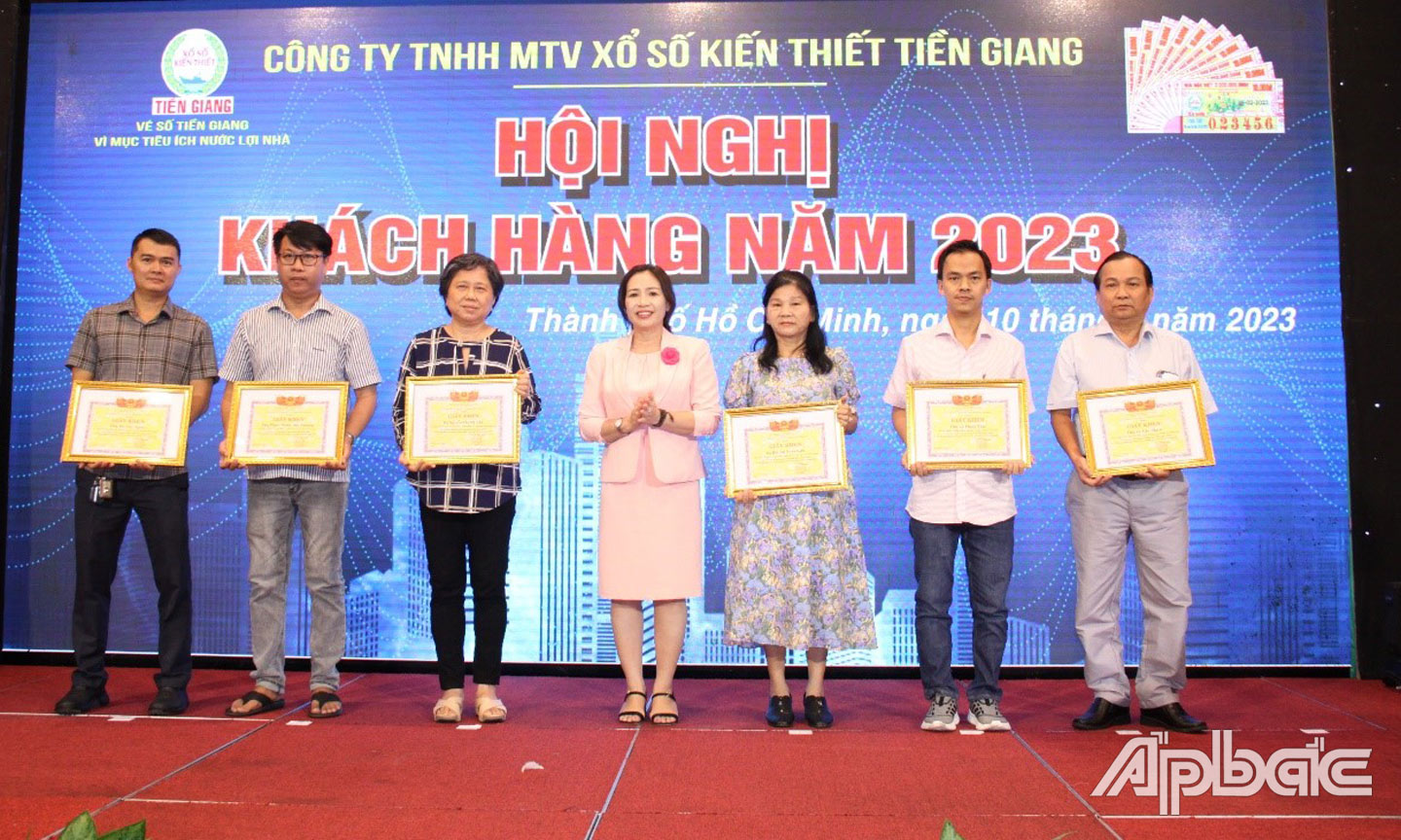 Các đại lý nhận Giấy khen của Công ty.