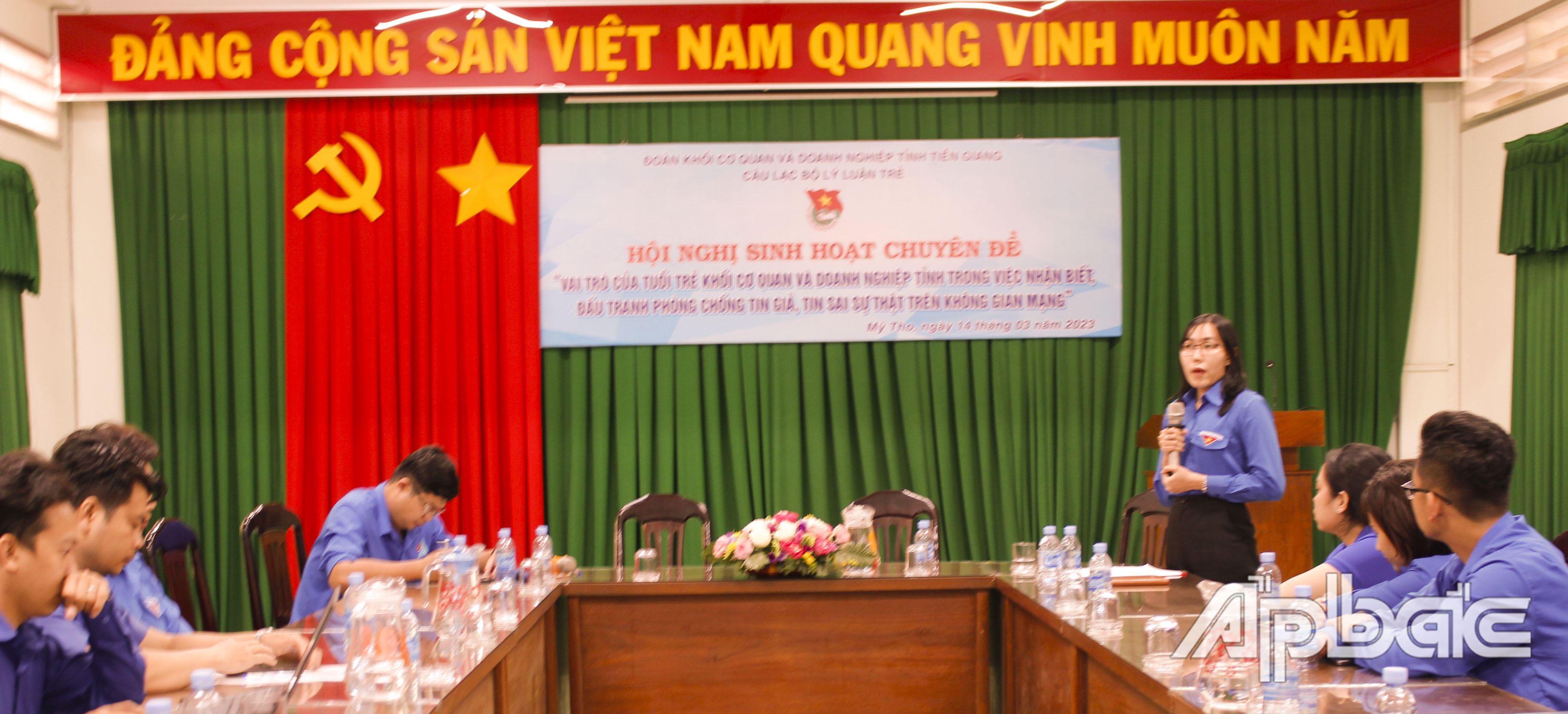 Phó Bí thư Đoàn Khối Phan Thị Cẩm Tiên phát biểu tại Hội nghị sinh hoạt chuyên đề 