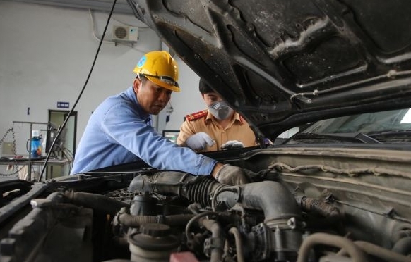 CSGT tham gia hỗ trợ kiểm định nhằm giảm tải ở các trung tâm đăng kiểm,  phục vụ tốt hơn nhu cầu của người dân. Ảnh: TL.
