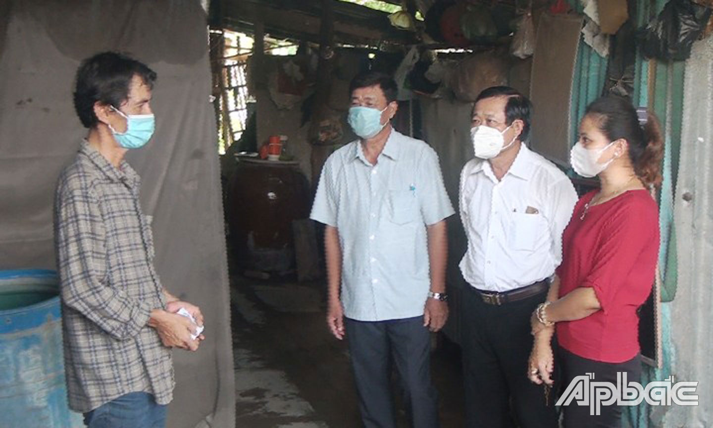 Ủy ban MTTQ huyện Cái Bè phối hợp các ban, ngành, đoàn thể thăm hỏi, chăm lo cho gia đình có hoàn cảnh khó khăn trên địa bàn huyện.