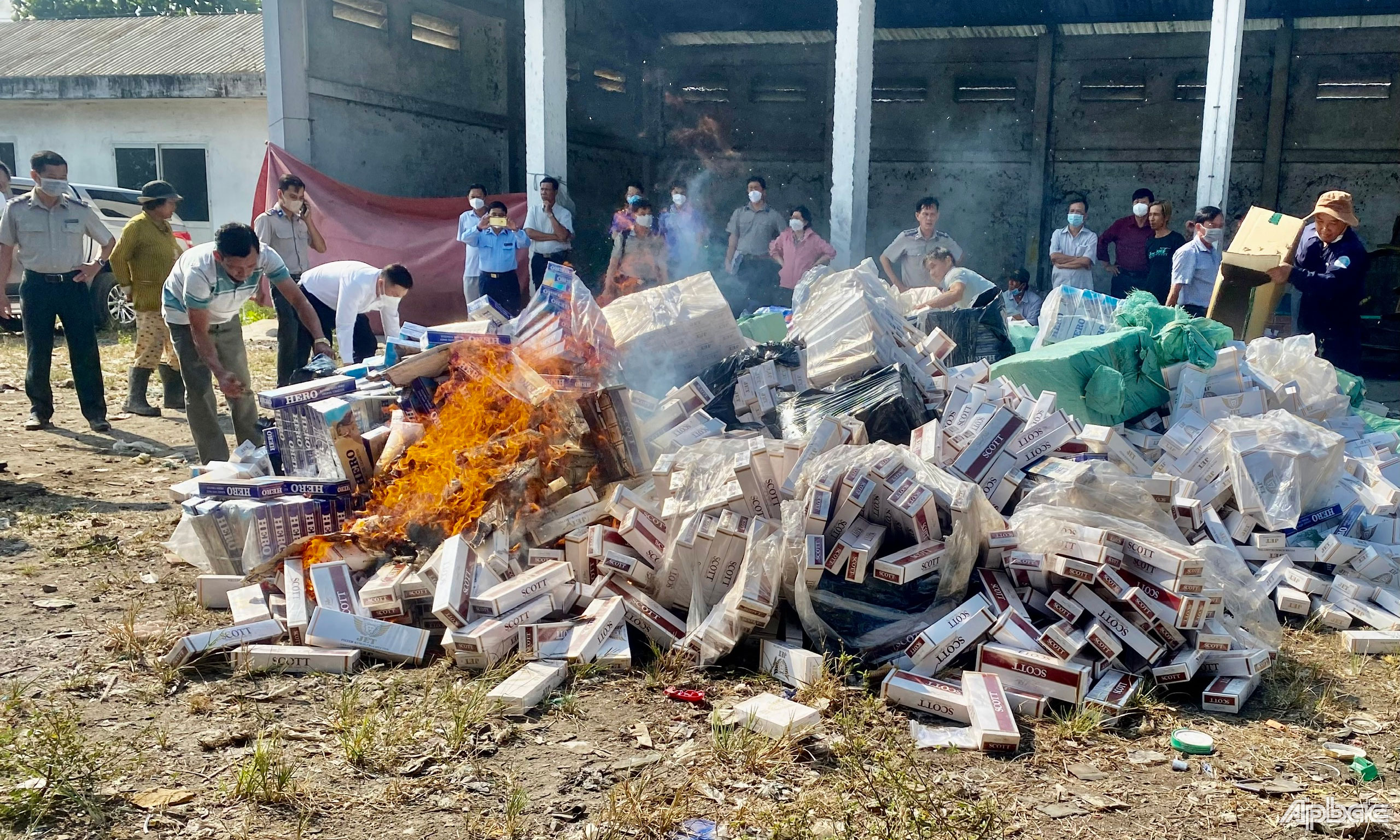 Tiêu hủy thuốc lá nhập lậu.