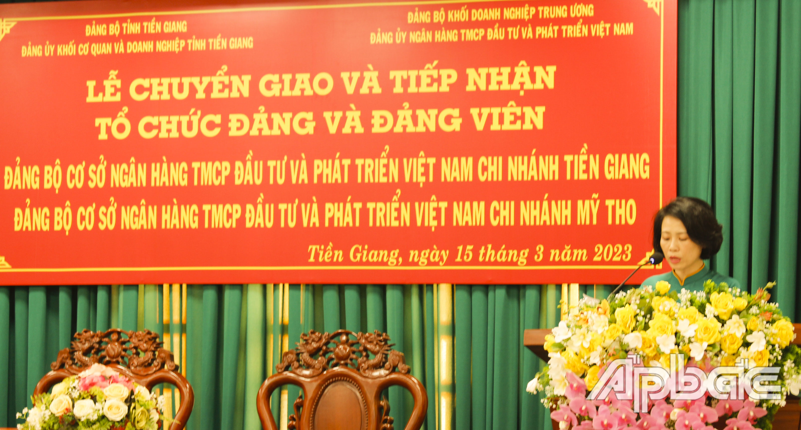 Ủy viên Ban Chấp hành Đảng bộ Ngân hàng BIDV Lưu Diễm Cầm công bố Quyết định của Đảng ủy Khối Doanh nghiệp Trung ương.