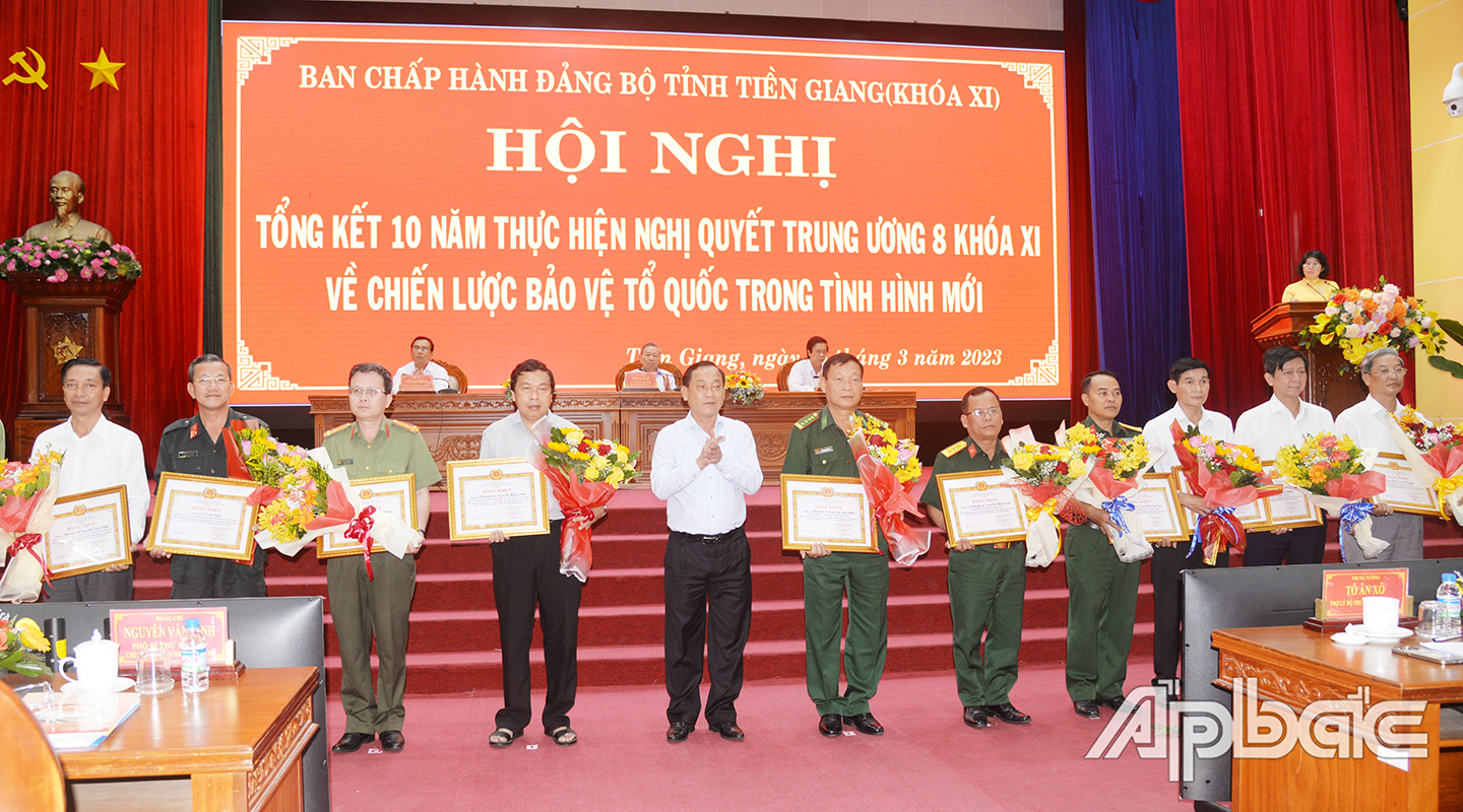Ban Thường vụ Tỉnh ủy đã tặng Bằng khen cho 23 tập thể và 31 cá nhân đã có thành tích xuất sắc trong 10 năm thực hiện Nghị quyết Trung ương 8, khóa XI về chiến lược bảo vệ Tổ quốc trong tình hình mới.
