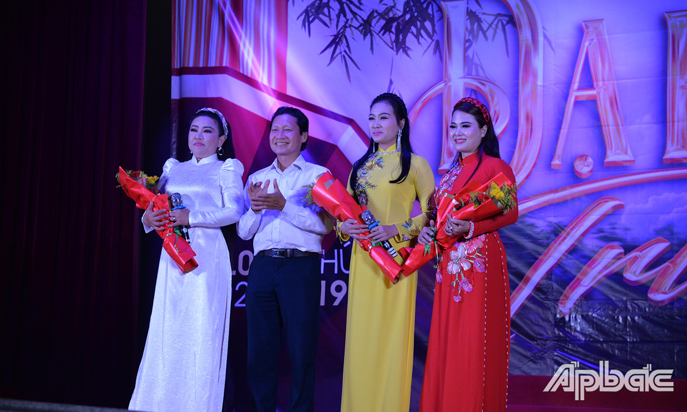 Khán giả mộ điệu tặng hoa các nghệ sĩ