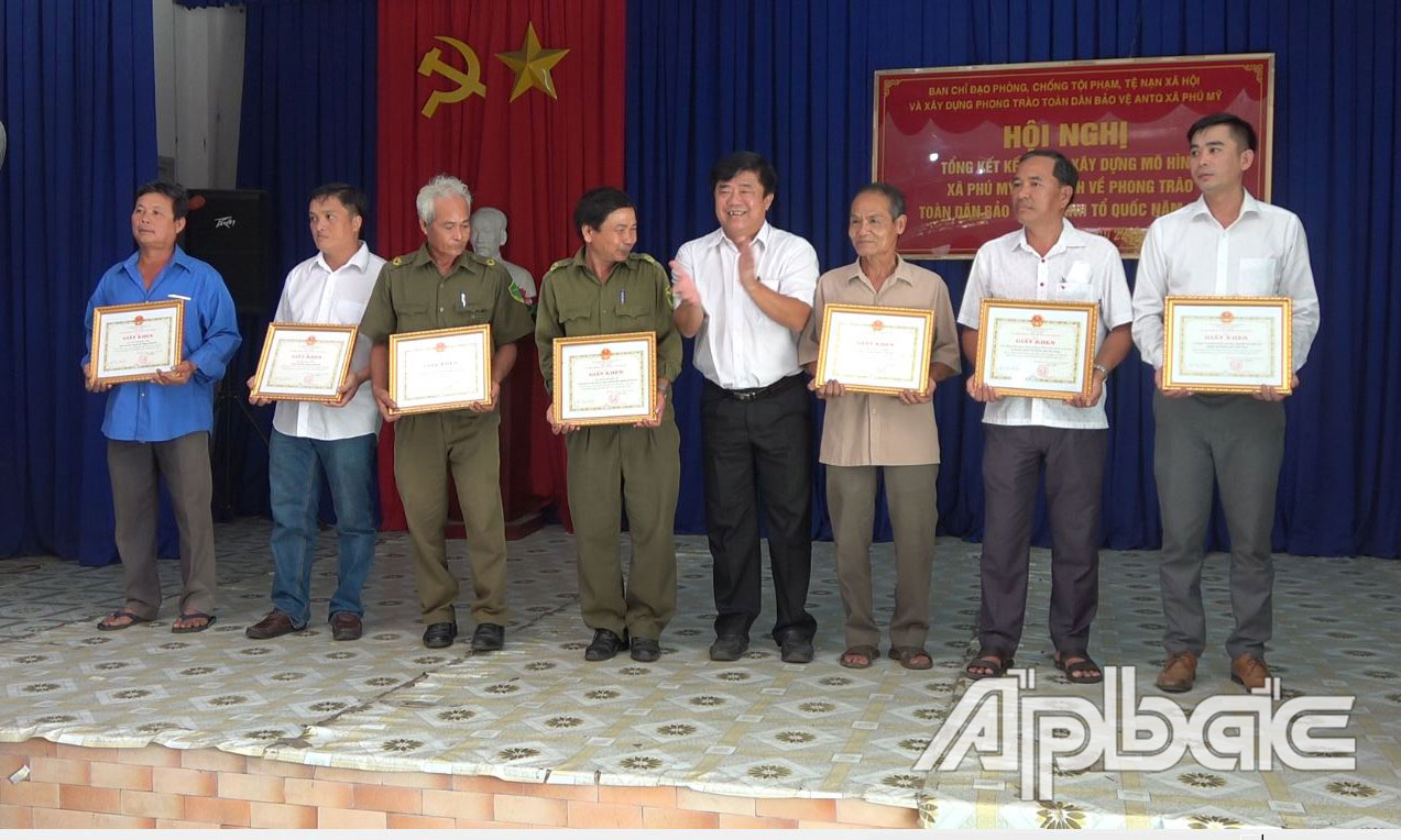 Các  tập thể, cá nhân tích cực thực hiện mô hình phòng, chống tội phạm trên địa bàn xã Phú Mỹ được các cấp khen thưởng,